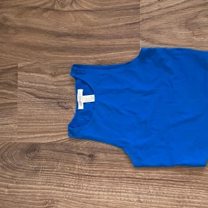 Blå Croptopp  - Är stretchig i materialet. 