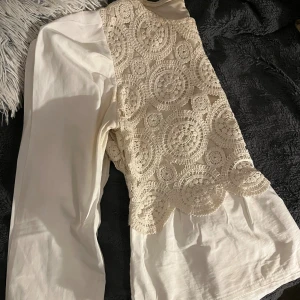 Vit spetsblus från Topshow - Säljer en elegant vit spetsblus från Topshow i storlek M🩷