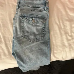 Snygga bootcut/flare jeans från gina, har blivit för små på mig tyvärr. (Storlek 152)