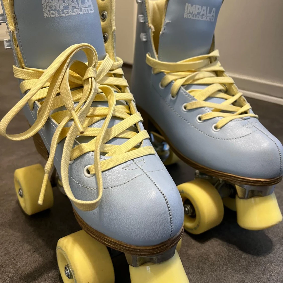 Blå och gula rullskridskor från Impala