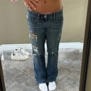 Lågmidjade jeans - Nyskick, säljer eftersom de är lite stora på mig❤️lite lätt utsvängda❤️midjemått 26