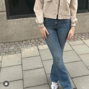 Jeans  - Säljer mina oanvända jeans från Vero Moda i modellen VM FLASH. Storlek M/32 och helt i nyskick ❣️ Obs: inte mina bilder 