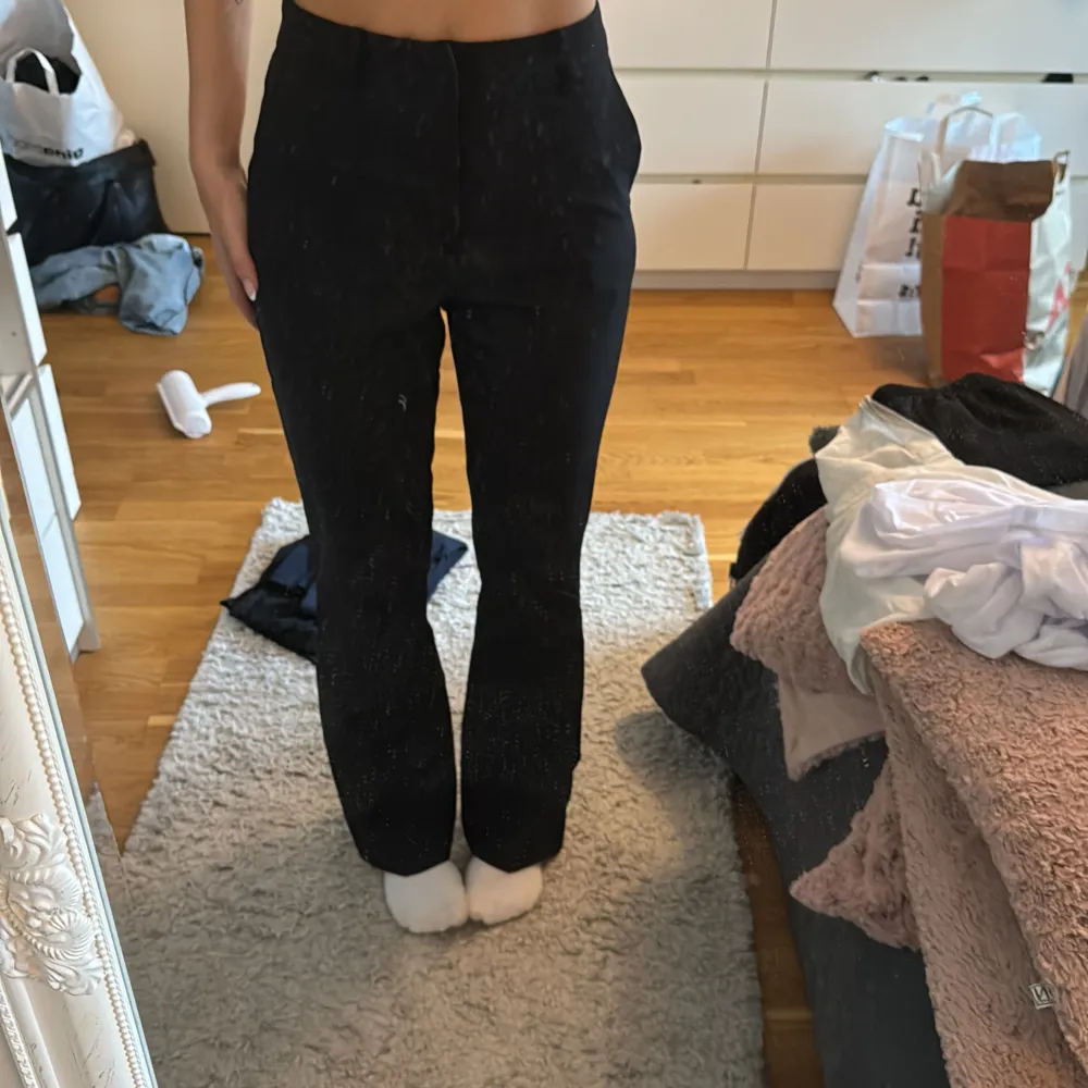 Svarta kostymbyxor från bikbok, högmidjade och utan slits vid foten, bra skick💕. Jeans & Byxor.