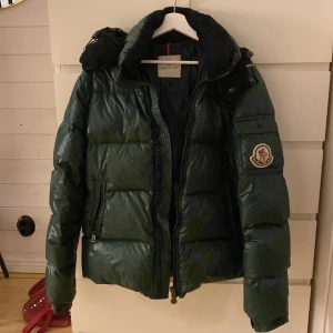 Moncler jacka - Säljer en snygg grön jacka från Moncler i mycket bra skick. Jackan är lite oversized och sitter som en moncler maja. Skriv till mig privat för mer frågor och information. Vid snabb affär kan vi diskutera priset😊