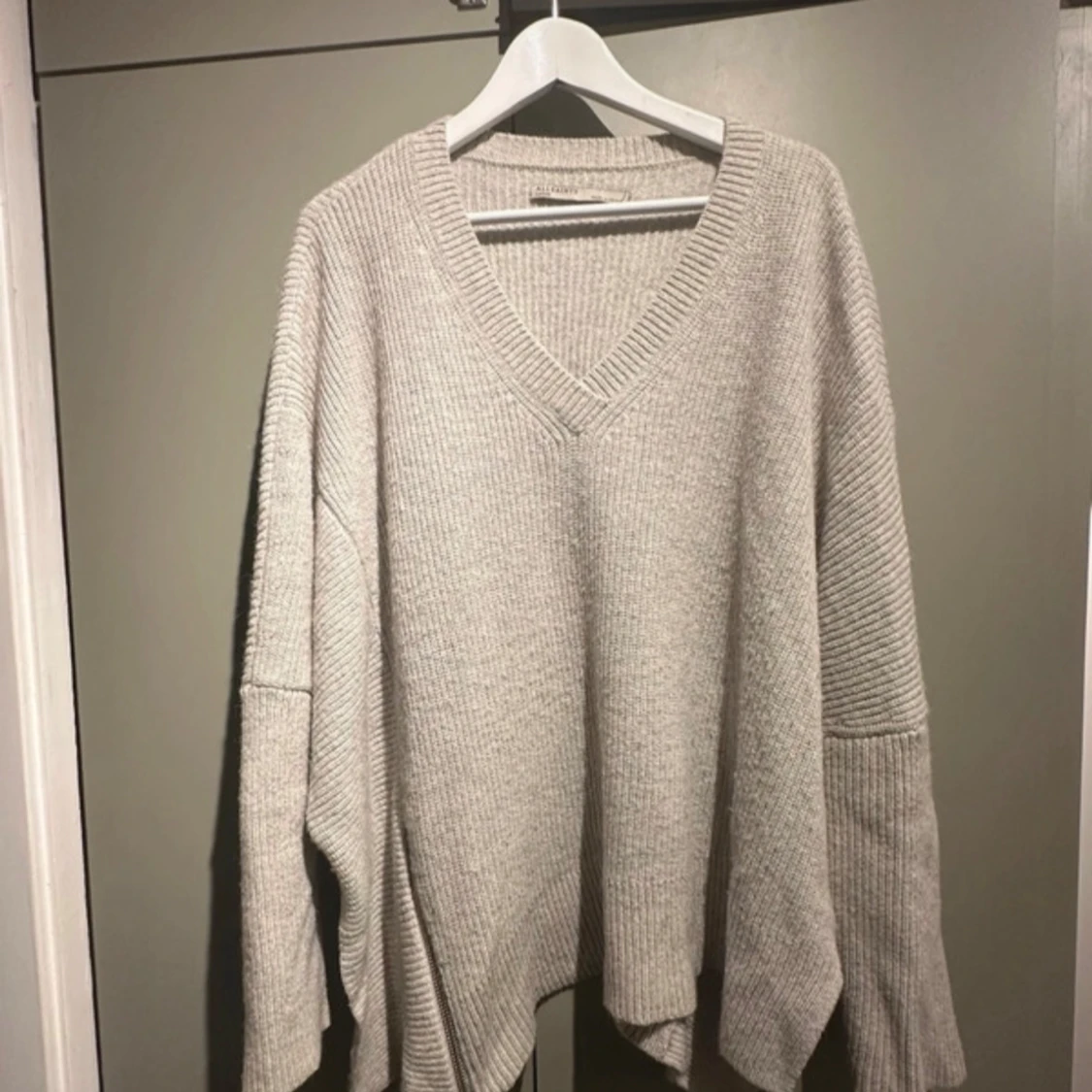 Beige stickad tröja från AllSaints - 90
