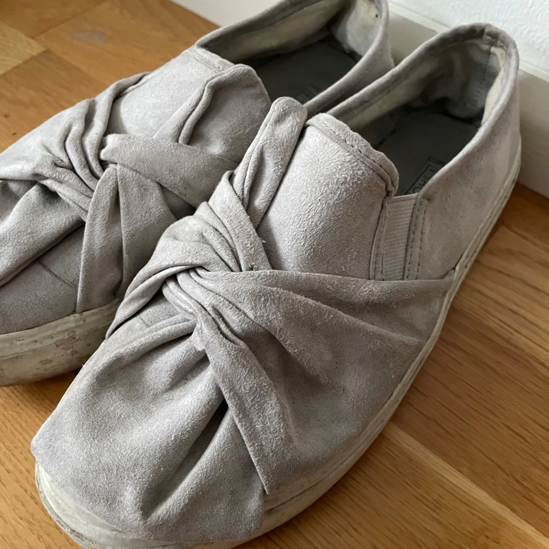 Grå mocka sneakers med knyt - 91