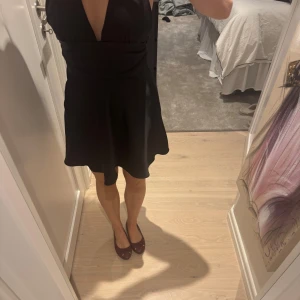 Zara klänning - Säljer denna populära klänning från Zara i svart. Den är supersnygg och perfekt nu till jul o nyår. Den är aldrig använd.