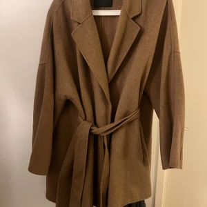 Massimo Dutti kappa  - Superfin kappa som endast är använd 3-4 gånger. Är i otroligt bra skick 