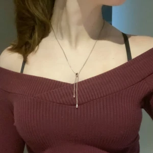 Söt vinröd topp från amisu - Jättefin och har lite lös/tajt passform, inte använt mycket men köpt second hand, det är trekvartsarmar och tröjan har krossad krage som man kan bära off-shoulder🥰💗💗