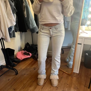 Ljusblå jeans - Lågmidjade vintage jeans.  Jag på bilden är 170cm.  Midjemåttet: 39cm (rätt över )  Inerbenslängd: 90cm Inga defekter 💕 använd dig utav köp nu🫶 