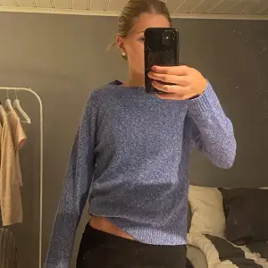 Säljer en superfin blå stickad tröja från Vero Moda i storlek XS, då den aldrig kommer till användning och är använd ett få tall gånger.  Superskönt och inte nopprig💙