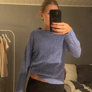 Blå stickad tröja från Vero Moda - Säljer en superfin blå stickad tröja från Vero Moda i storlek XS, då den aldrig kommer till användning och är använd ett få tall gånger.  Superskönt och inte nopprig💙