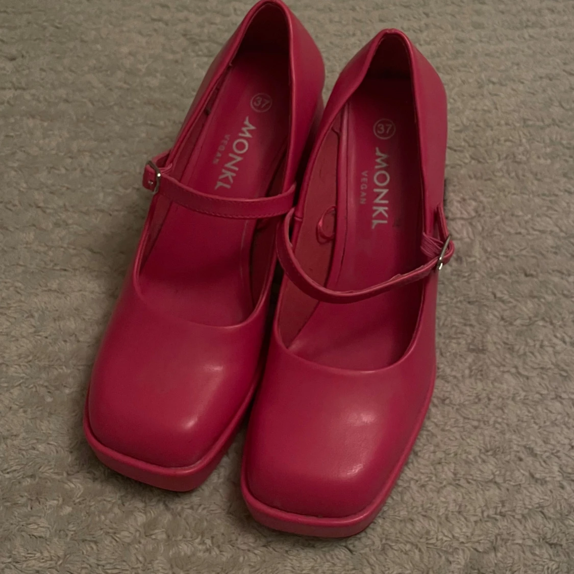 Rosa Mary Jane skor från Monki - 90