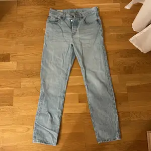 Säljer ett par klassiska Levi's 501 jeans i ljusblå denim. De har en straight passform och är i mycket bra skick.