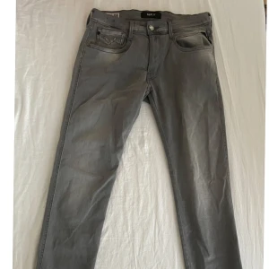 Replay jeans - Helt nya replay jeans i färgen grå. Nypris 1800. Flesta lappar finns kvar men inte på byxorna. Storlek 31 waist 32 lenght.