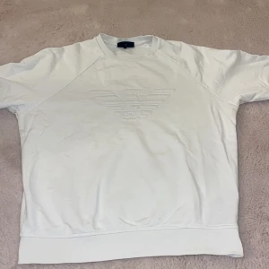 Vit tröja från Armani jeans - Den har en fläck som syns på fjärde bilden och ett litet hål under armhålan på sista bilden, annars är den i relativt bra skick.