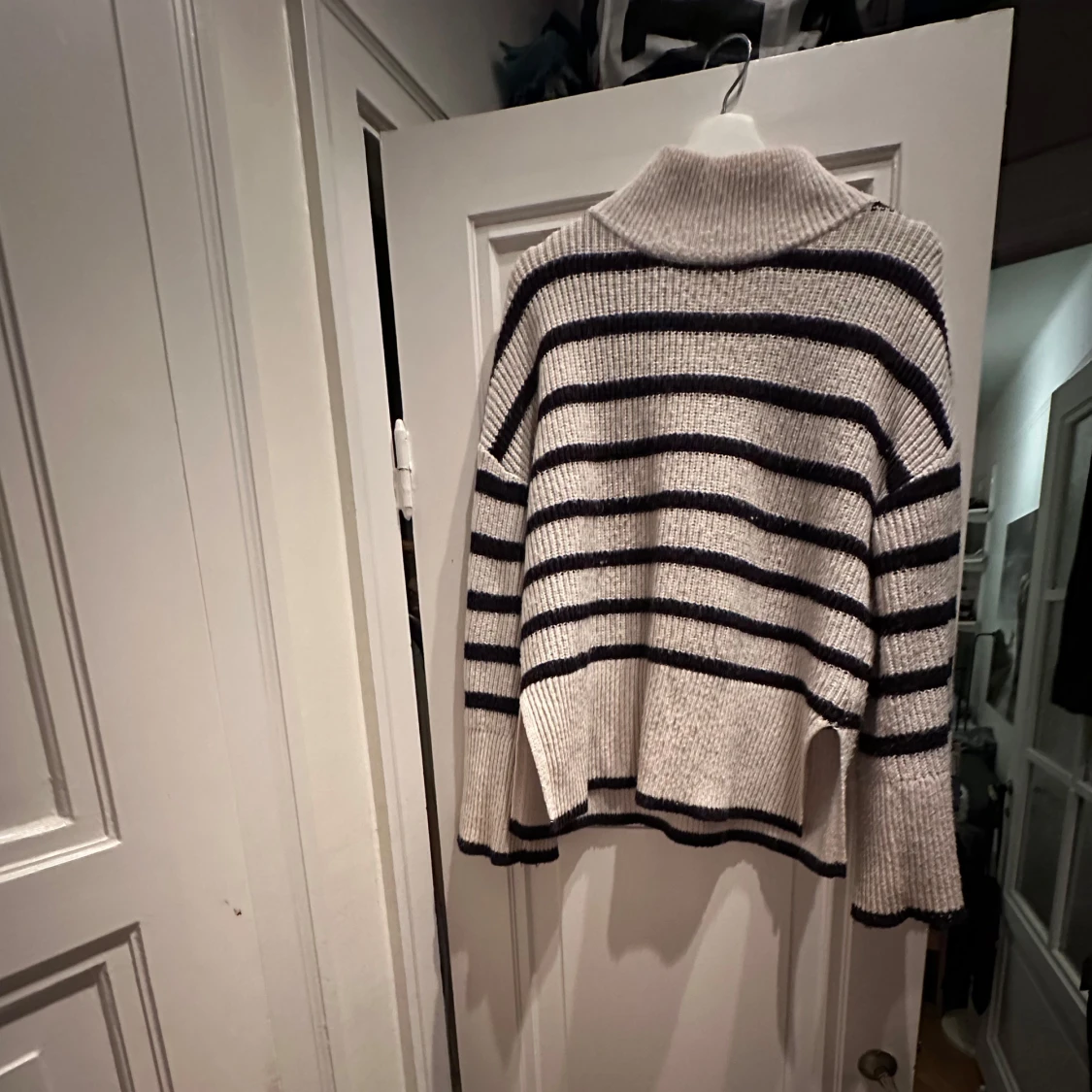 Randig stickad tröja med polokrage