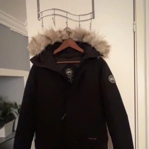Canada goose  - Vill man klara av vintern så måste man ha en sån jacka den kan va bland de varmaste jackorna som finns denna jackan är den varmaste jackan vi fått in och nu får du den för bästa priset passar alla från 170 till 185 och 160 om man vill ha en lång jack