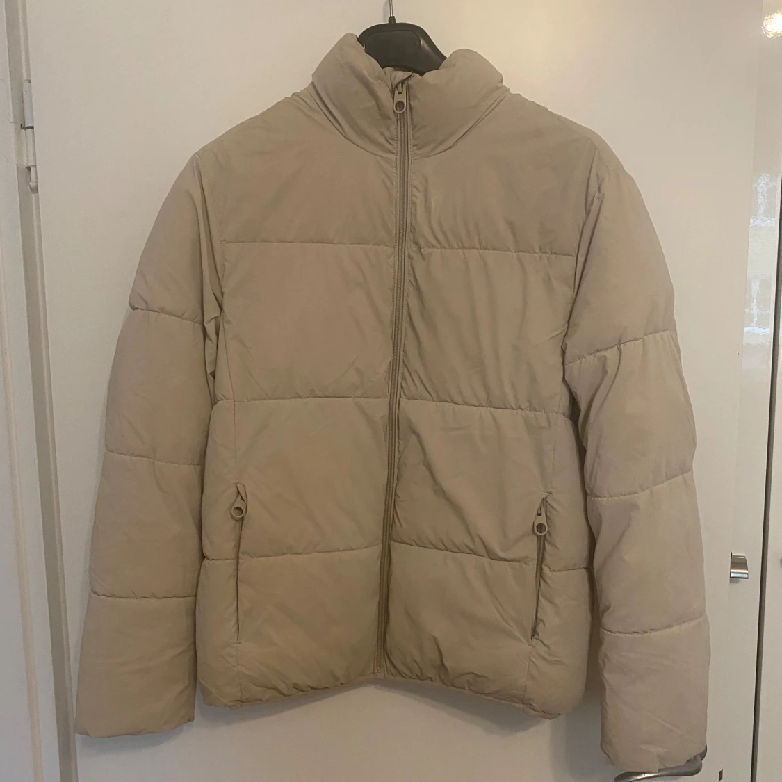 Beige pufferjacka från Zara