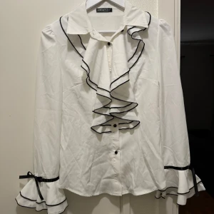 Vit skjorta/blus - Skjorta/blus med superfina detaljer, storlek S.