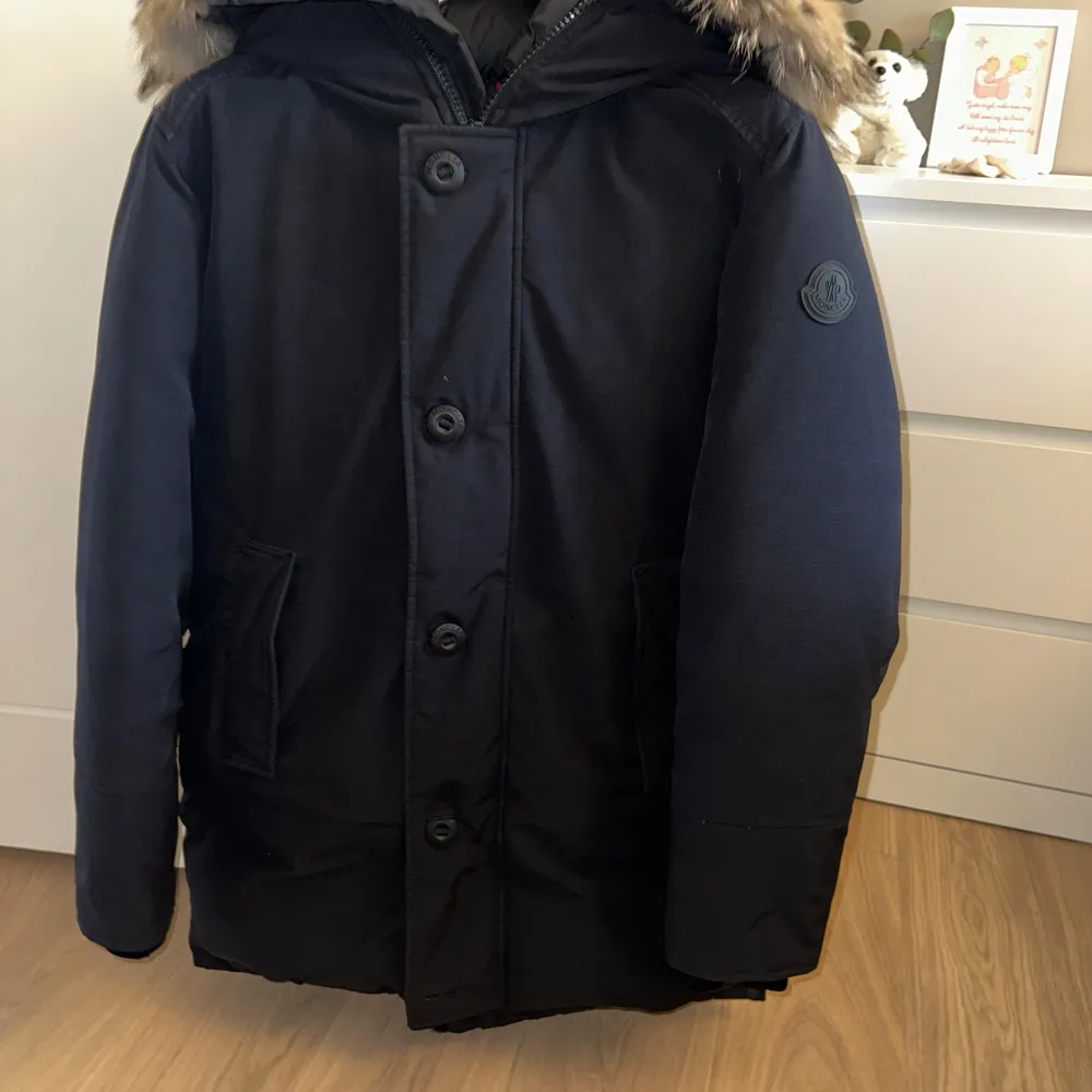 Moncler vinterjacka sparsamt använd. Skicket är 4.5/5. Storlek 2. Passar även storlek 3 (skulle säga att det motsvarar dig som har storlek M eller L. Säljes för att den inte passar mig.  Jackan är köpt hos moncler i Köpenhamn för runt 13.000 DK Kvitto finns.. Jackor.