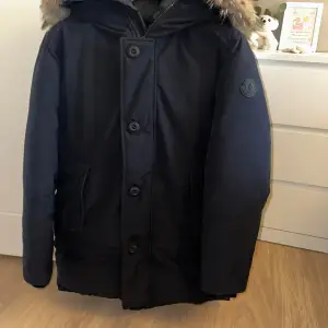 Moncler vinterjacka sparsamt använd. Skicket är 4.5/5. Storlek 2. Passar även storlek 3 (skulle säga att det motsvarar dig som har storlek M eller L. Säljes för att den inte passar mig.  Jackan är köpt hos moncler i Köpenhamn för runt 13.000 DK Kvitto finns.