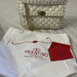 Hej säljer min superfina valentino liknande väska,som är köpt här på Plick för 6000kr 💓💓priset går att diskutera! Skriv vid frågor eller fler bilder!!💓💓