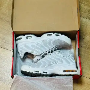 Säljer mina Nike Air Max Plus i storlek 43 då de inte alls har kommit till mycket användning. Dom är köpta i Nike’s hemsida (nypris 2200kr). Priset kan diskuteras vid snabbt köp.