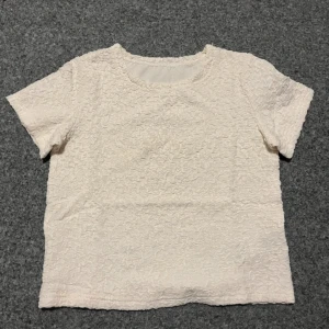 Vit/ beige topp - Jättefin topp som aldrig kommit till användning. Fick den förra året men sedan har sen bara legat då den va lite liten för min smak, står ingen storlek men med tanke på att den är lite liten på mig skulle jag tro XS/S! Hör av dig för fler bilder! 😆🩷