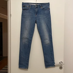 Blå jeans från Polo Ralph Lauren - Säljer ett par snygga blå jeans från Polo Ralph Lauren. De är i bra skick med lite slitage för en cool look. Perfekta för både vardag och fest! 🕺