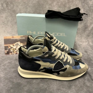 PHILIPPE MODEL TRPZ  - - Philippemodel TRPZ - Skick: 9,9/10 - Tillbehör: enbart skorna - Storlek 42, passar mer 43 - Nypris ca 3700kr // Deluxecloset