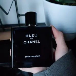 Bleu de Chanel. 100ml. Eau de Parfum. The bottle is full and comes without a box. Unfortunately no receipt. You buy it with this knowledge. As in the pictures.