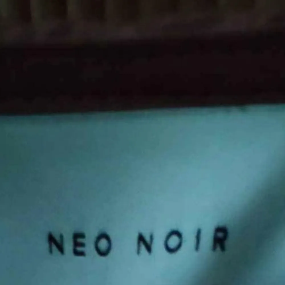 Jättefin omlottklänning från Neo Noir stl S Tyget get en Satin känsla, färgen heter Rusty Rose Se bild 3 för bättre bild av färgen . Mekot.