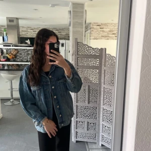 Jeansjacka från HM - Säljer denna helt oanvända jeansjacka. Köpt i andrahand. Fräsch och som ny 