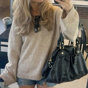 Beige stickad tröja - Jättefin, gosig och varm stickad tröja i allpackablanding perfekt till vintern!💕(Första bilden lånad resten mina och storleken är uppskattad då ja klippt bort lappen)💕 Pris går att diskuteras!