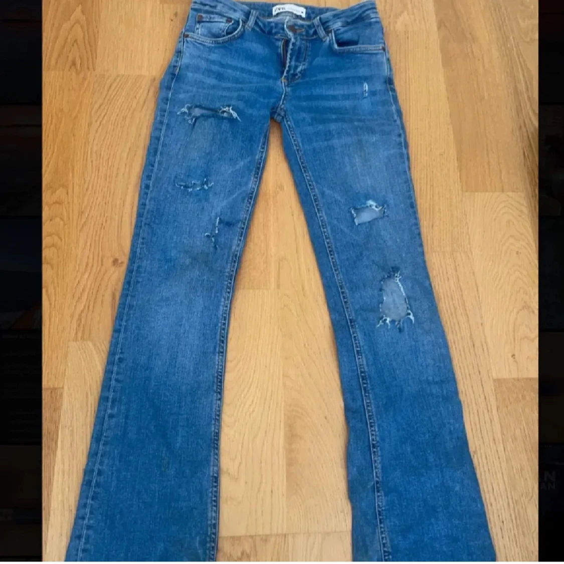 Bootcut jeans me slitningar 