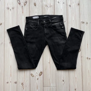 Replay jeans - Säljer nu dessa riktigt snygga Replay hyperflex jeans. || Modell: Hyperflex || Storlek: 31W 32L || Färg: Svart || Skick: 9,5/10 || Nypris: 1599kr || Mitt pris: 700kr || Priset kan diskuteras vid snabb affär!🤩