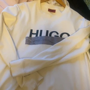 Hugo Boss tröja - Säljer nu min riktigt coola och ovanliga/sällsynta Hugo boss tröja, endast använd 3-4 gånger. Köpt från Kaufman för 1299kr.
