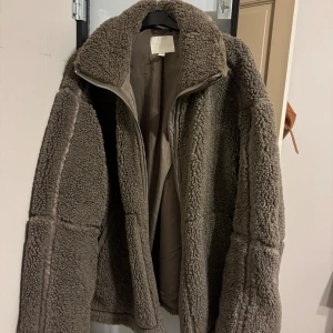 Teddyjacka  - Säljer den virala Teddy jackan från H&M. Köpt  på vinted men passade tyvärr inte mig. I fint skick! 