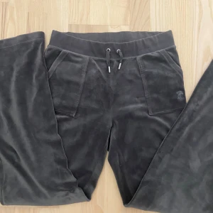 Mörkgrå Juicy Couture byxor - Mörkgrå mjukisbyxor från Juicy Couture storlek M. Sitter bra i längden (jag är 174 cm). Säljer då de inte kommer till användning💞