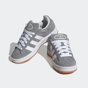 Grå Adidas sneakers - Säljer ett par grå Adidas Campus i mocka. Det går att tvätta dem och fixa så det blir i bättre skick🎀 Pris går att diskutera