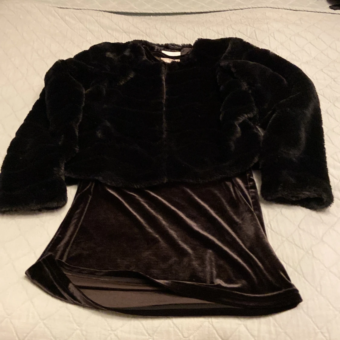 Svart pälsjacka och svart klänning