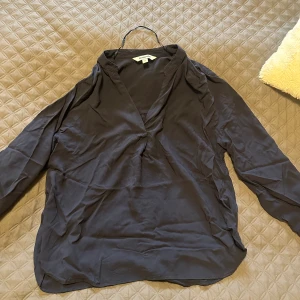 Mörkblå blus - Ljuset är inte riktigt rättvist på bilden. Mörkblå blus som jag säljer åt mamma i storlek S från Kappahl. Bra skick i tyget och normal i storleken. Kan fixa nya bilder om det behövs :)
