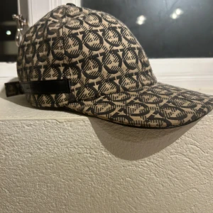 Ferregamo keps - Äkta feregamo keps säljs bra pris