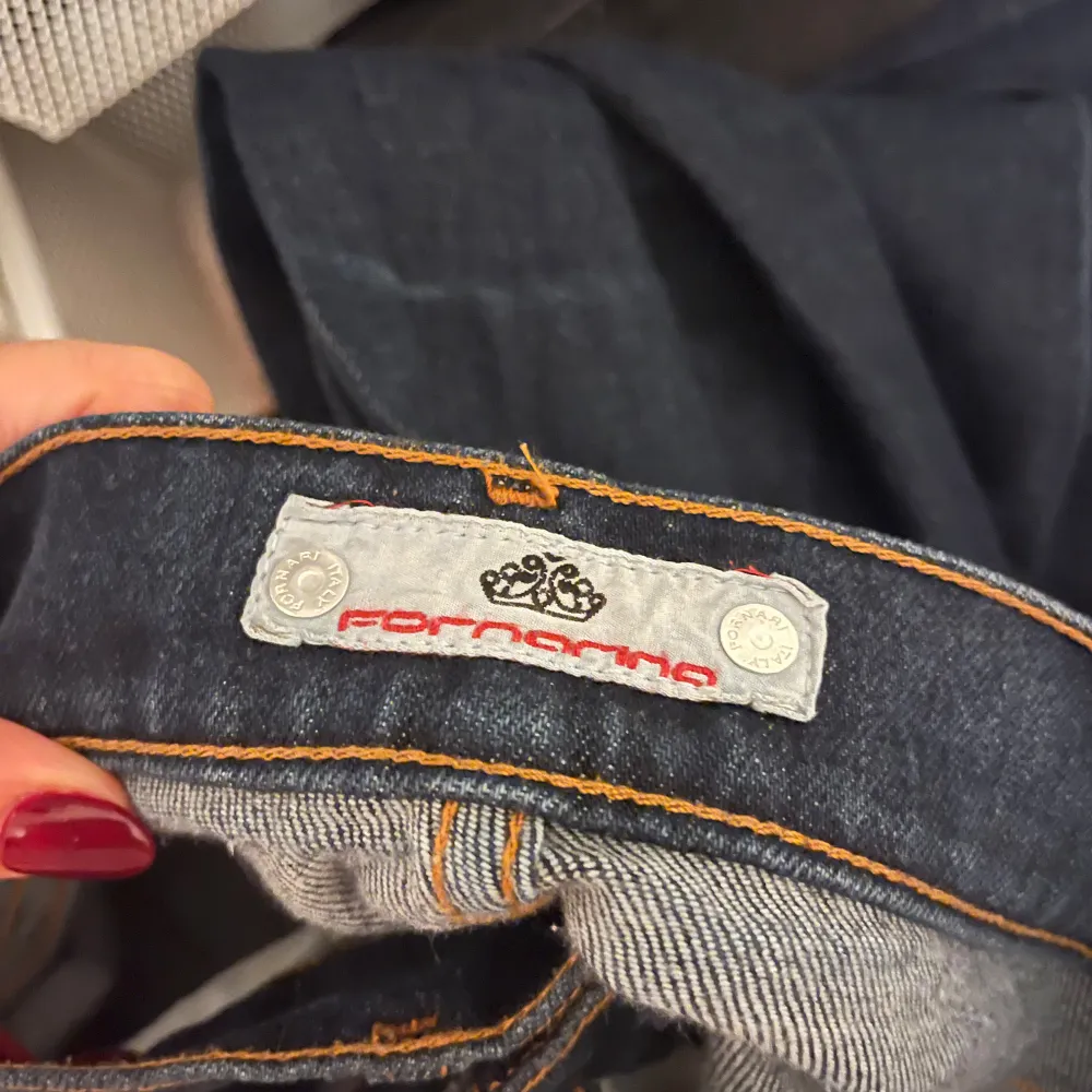 Mörkblå lågmidjade jeans. Jeans & Byxor.