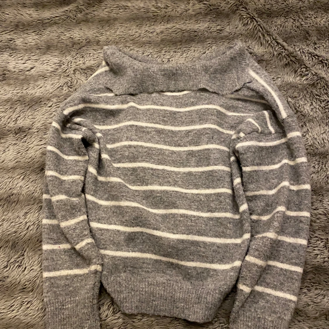 Grå randig stickad tröja - 90