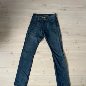 Jeans från Acne - Säljer ett par snygga mörkblå jeans från Acne i väldigt bra skick. Dom är i storlek 28:32. Dom har en klassisk design och en rak passform som funkar till alla tillfällen. Pris: 400kr.