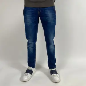 Modellen är 184 och väger 70kg  Dondup jeans strl 34 | Modell Mius | Passform regular fit Midjemått - 42 cm   Benets längd - 100 cm  Fotvidd - 18 cm   Hör av dig vid frågor!