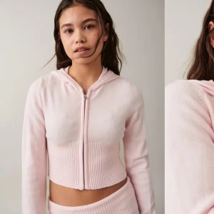 Ljusrosa croppad hoodie från Gina Tricot - Säljer en superfin ljusrosa croppad hoodie från Gina Tricot. Den är i mycket bra skick och har en dragkedja framtill. Perfekt för vår och sommar med sin lätta och bekväma passform. Huvan ger en avslappnad look. Perfekt för chill dagar eller en promenad i parken! 🌸
