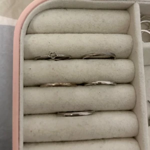 Fem Silvriga ringar - Fem sulvriga ringar. Dom är justerbara💕